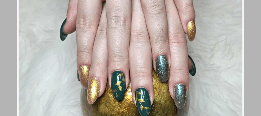 🎄 It's Officially Christmas Nail Season! What's Your Vibe?