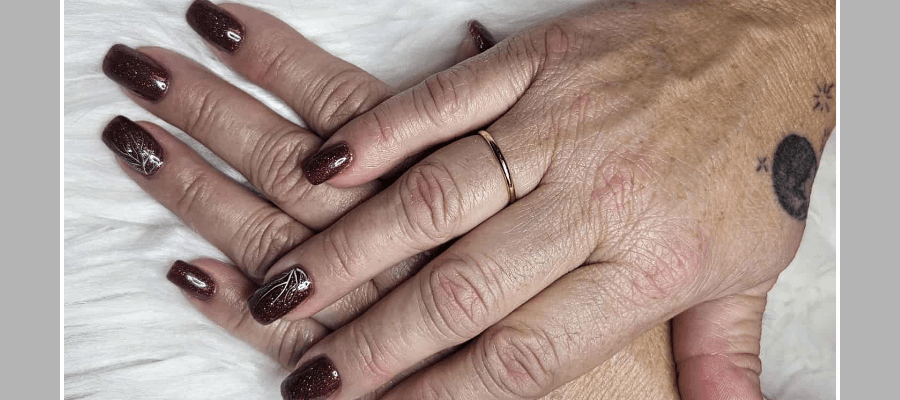 ❤️ Red Nails: The Undisputed Queen of December